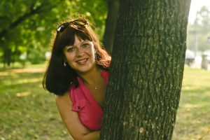 Cachée derrière un arbre